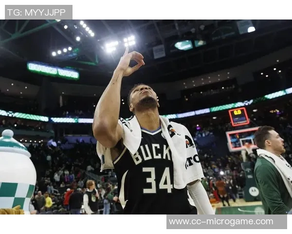 布克半场表现平平18分钟仅得10分3篮板6助攻正负值惨淡11